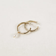 Load image into Gallery viewer, Medium Melted Hoop Earrings With Pearl