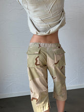 Load image into Gallery viewer, Cropped Pants - Camo